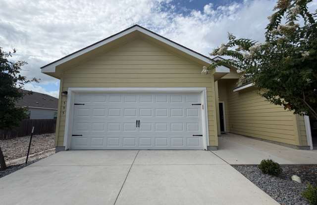 Luxury 3/2 Duplex in Seguin, Texas Gallery 1
