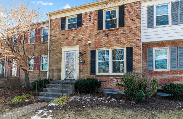 4 bed / 3 1/2 bath. Reserved Parking. Pet Friendly - 104 Nottingham Court, Blacksburg, VA 24060