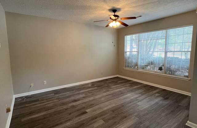 Spacious 3BR/2.5BA Townhome in Sunset Hills, Rex, GA - FABULOUS MOVE IN READY TOWN HOME FEATURING 3 BEDROOMS AND 3 BATHROOMS! THIS HOME WILL NOT LAST! CLOSE TO EVERYTHING! Gallery 4