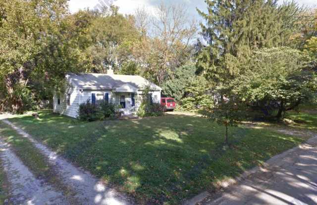 Two Bedroom 1 Bathroom House Available August 1st! - 1208 Briarcliff Drive, Urbana, IL 61801