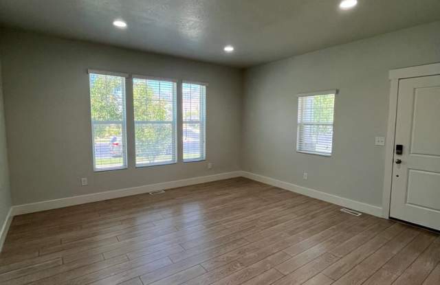 PRE-LEASE FOR $1,000 OFF - 3 Bed 2.5 Bath Ivory Townhome in Pleasant Grove! Gallery 4