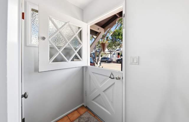 Furnished Balboa Peninsula Point Cottage Home | Available November 1st – April 30th Gallery 4