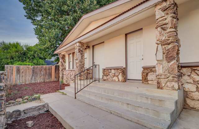 3bd 2 bath - Downtown Charmer Gallery 4