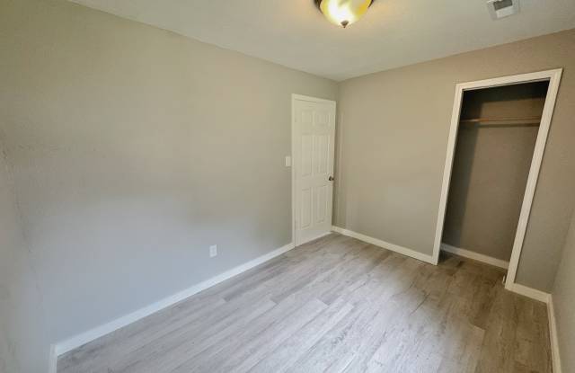 209 South Graham Street - B Gallery 4