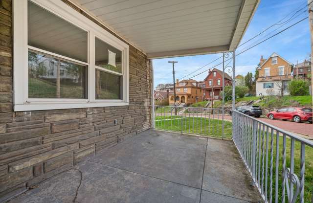 Spacious 3 Bed/2.5 Bath Home in Brentwood - Newly Renovated, Off-Street Parking - Available Now! Gallery 3