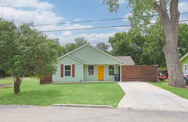 Charming 3/2 Minutes from Downtown NBTX photos photos