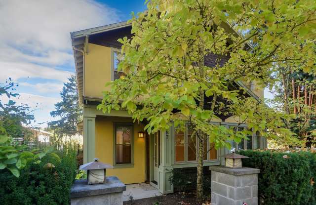 Charming Duplex in the Heart of Lake Oswego Gallery 3