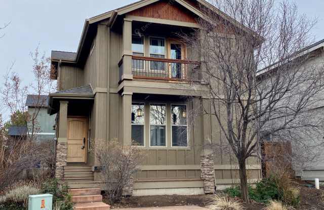 Dual-Level 3 BR - 2.5 BA Haven in Central Bend photos photos Dual-Level 3 BR - 2.5 BA Haven in Central Bend photos photos