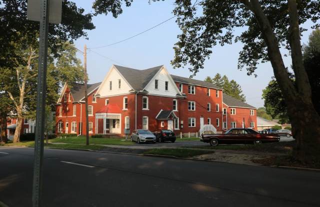 Spacious 1 Bedroom Near Engineering buildings and all of Penn State West Campus Gallery 3
