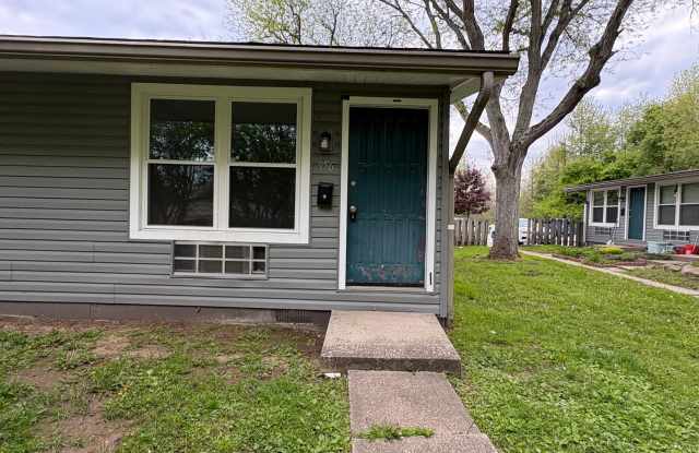 Updated Studio-Style Home in Kent with Water, Sewer & Trash Included! photos photos