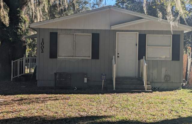 Nice 3 bedroom, 1 bath with large backyard - 1002 Georgia Avenue, Leesburg, FL 34748