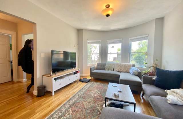 Awesome 4 bed 2 bath in Cambridge.... photos photos