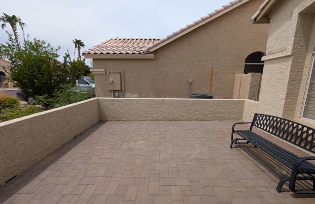 3 Bedroom Plus Den, 3 Bathroom Desert Breeze Home Gallery 3