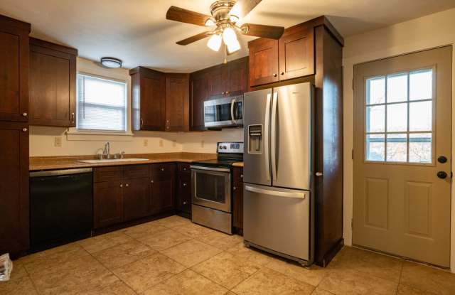 SCORE 1ST MONTH'S RENT FREE IF SIGNED BY JAN 30! Gorgeous 3 bedroom home in Scott Township available now! photos photos