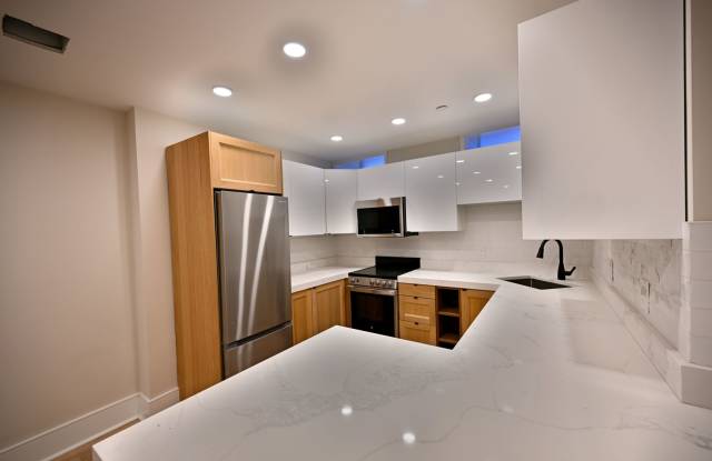 Bay Village 2 Bed – Prime Location w/ Laundry Gallery 4