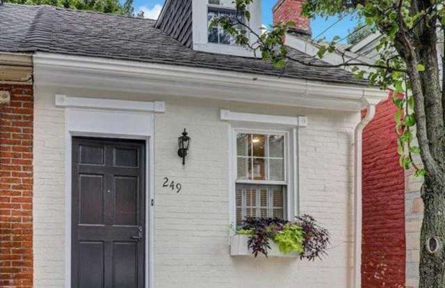 Charming 1BR/1BA Cottage in the Heart of Lancaster City! Gallery 3