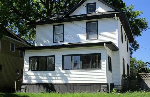 COMING SOON!! 506 Denver- large 3 bed house! **PETS OK** photos photos