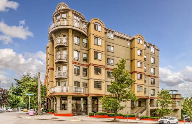 Uptown 2 bedroom 1 bath with garage parking on Queen Anne Ave! Walk to Climate Pledge! - 133 Queen Anne Avenue North, Seattle, WA 98109
