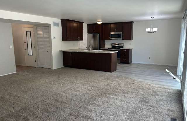 2 bedroom, 2.5 bath, 1 car garage townhouse in the Broadmoor area Gallery 4