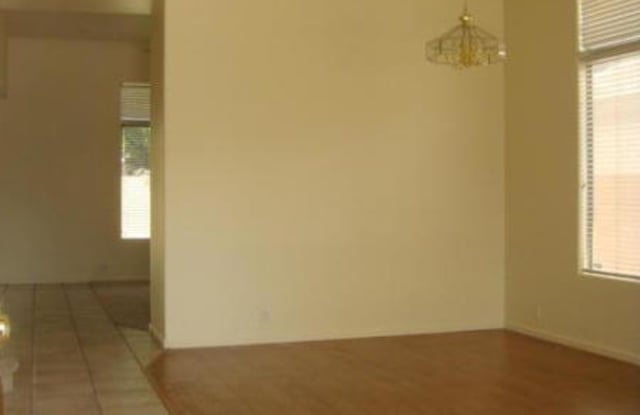 1678 E LINDA Lane Gallery 4