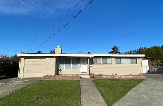 Clean and Bright Sunnybrae Home - 1366 Buttermilk Court, Arcata, CA 95521