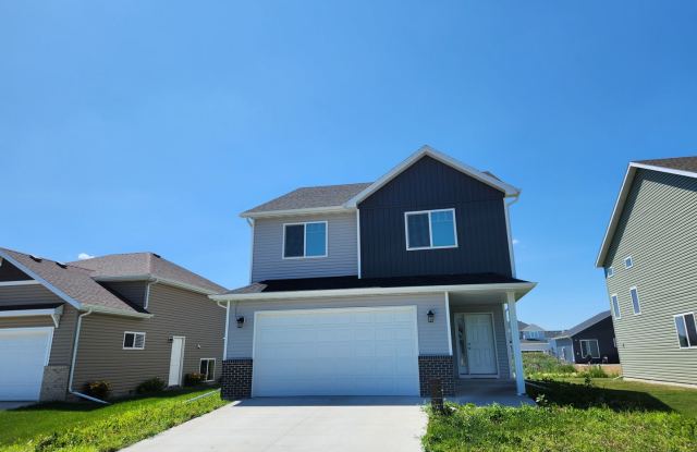 Modern Trilevel 3 bed/3 bath home-Available Now - 7459 18th Street South, Fargo, ND 58104