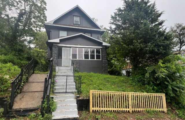 Spacious 5 Bedroom Bungalow in Historic Northeast KC photos photos