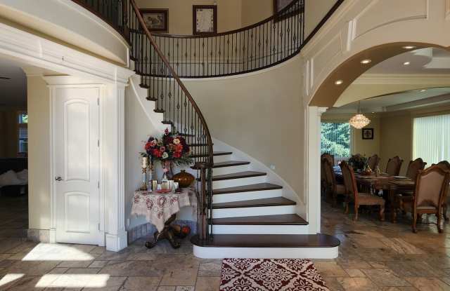Bright & Open Federal Way 3 Bed 4 Bath Home Gallery 1