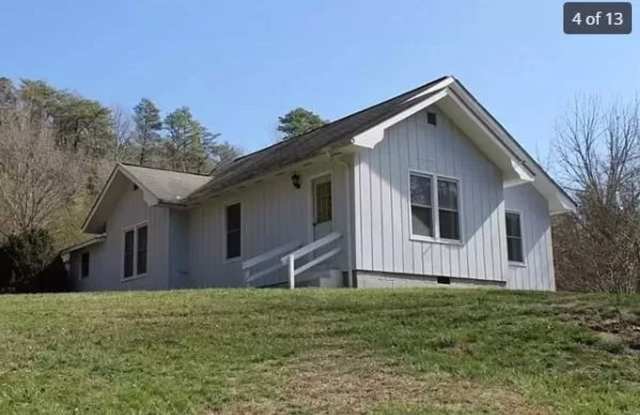 3BD/2BA Historic Farmhouse close to Town and Cullowhee overlooking the Tuckaseigee River photos photos