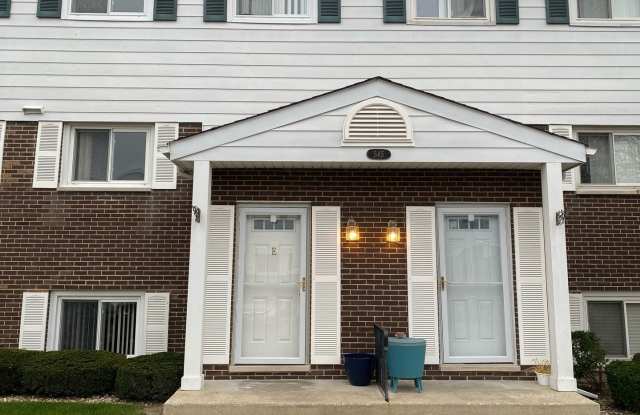 545 W Park Avenue - 545 West Park Avenue, Libertyville, IL 60048