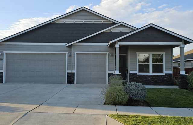 2563 Northwest Elm Place - 2563 Northwest Elm Place, Redmond, OR 97756
