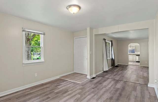 Charming 3 BR / 2 BA Single-Family Home in North Hampton – Water Included! Gallery 4