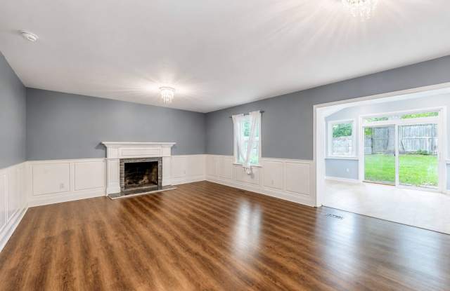 Large fenced in yard and Sun room! Gallery 4