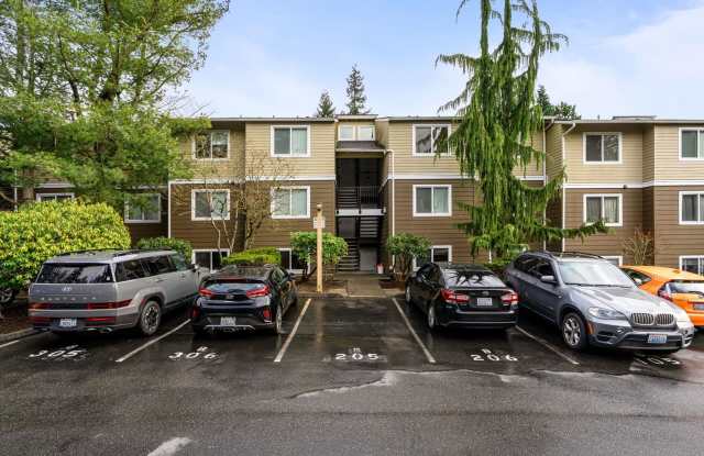 Spacious 2-bed 2-bath condo in Everett photos photos
