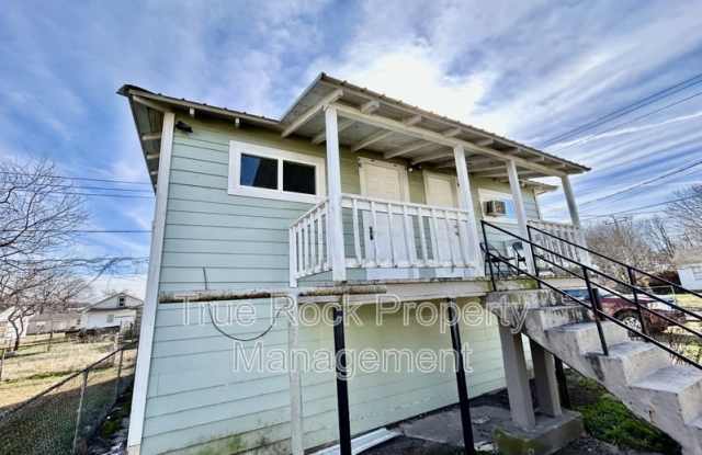 531 1/2 W 9th Apt E photos photos