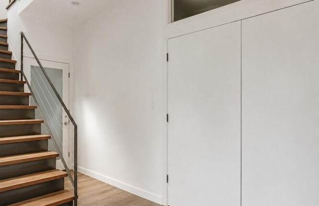 197 BAINBRIDGE Street Gallery 3