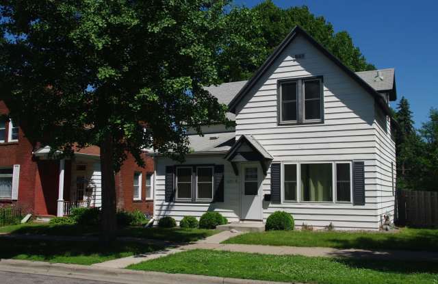 Large Garage!! Large 3 Bedroom House in Midway near Green Line - 1677 Sherburne Avenue, St. Paul, MN 55104