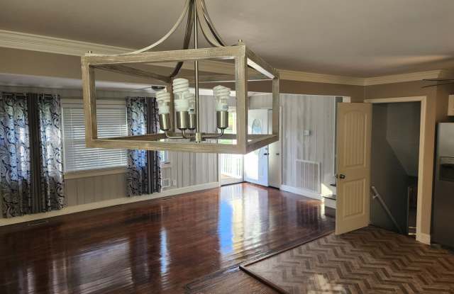 Spacious 4 bedroom 2 bath Will Not last long! Gallery 3