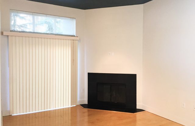 Wonderful Cap Hill Condo w/ Free Parking! - 231 Belmont Avenue East, Seattle, WA 98102