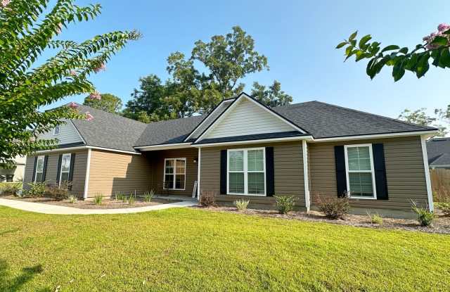 Charming 4-Bedroom Home with Fenced Yard  Modern Features in Hahira! - 407 East Main Street, Hahira, GA 31632