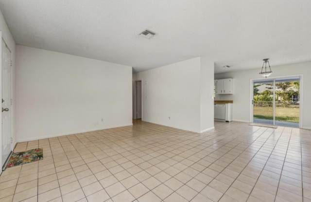 307 SE HUSTED Terrace Gallery 2