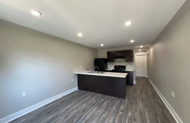 3 Bedroom • 2 Bath Duplex on 23rd Street! Gallery 2