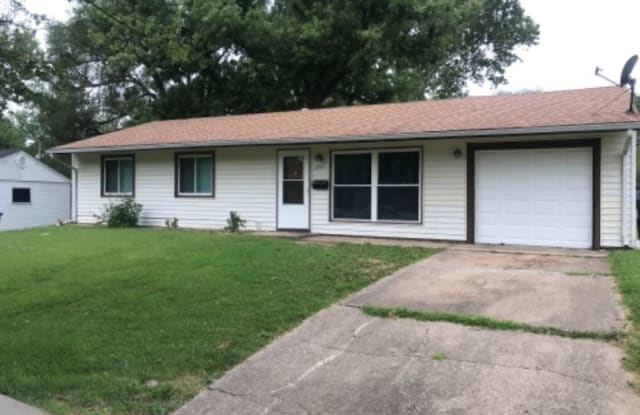 1751 SE 29th Ter - 1751 Southeast 29th Terrace, Topeka, KS 66605
