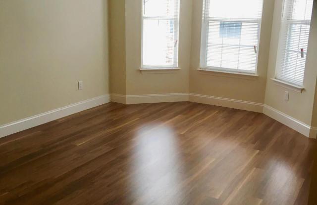 250 Tulip Lane Gallery 3