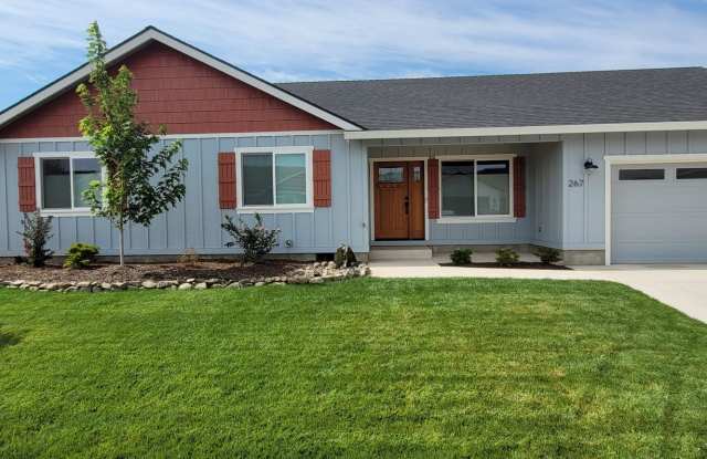 Cozy and Spacious Home in a 55+ Community for Rent - 267 Saint Ives Drive, Talent, OR 97540