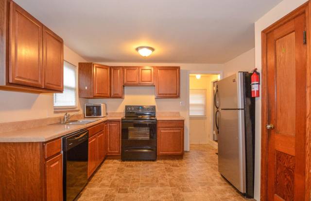 **August 2027** Large Backyard & Great Location Near IU!! 5 Bed, 2 Bath House!! Gallery 4