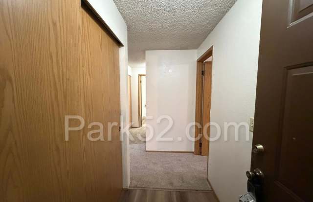 1/2 Off First Full Month's Rent! Lower Level 2 Bedroom 1 Bathroom Apartment Gallery 2