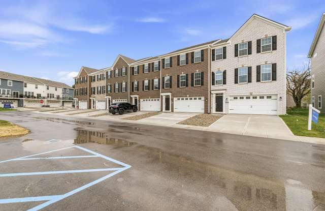 Maintenace free Living at this 3 Level 3 BR in Plainfied! Gallery 3
