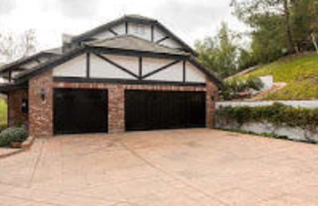 515 Lone Oak Drive Gallery 3