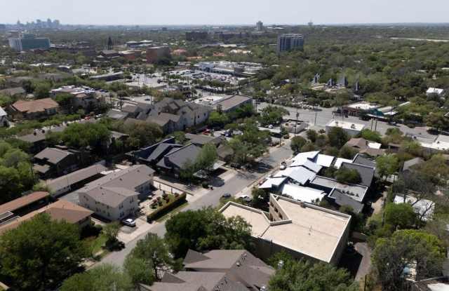 Beautiful Home in Highly Desirable Alamo Heights Gallery 4